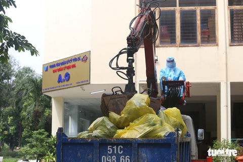 TP.HCM mỗi ngày thu gom gần 78 tấn rác liên quan COVID-19 - Ảnh 1. TP.HCM mỗi ngày thu gom gần 78 tấn rác liên quan COVID-19 - Ảnh 1.