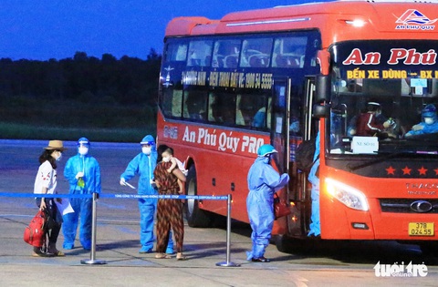 217 người Nghệ An từ miền Nam về quê trên ‘chuyến bay 0 đồng’ - Ảnh 2. 217 người Nghệ An từ miền Nam về quê trên ‘chuyến bay 0 đồng’ - Ảnh 2.