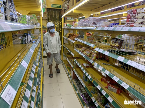HỎI - ĐÁP về dịch COVID-19: Ở trong nhà đông người có cần đeo khẩu trang? - Ảnh 1. HỎI - ĐÁP về dịch COVID-19: Ở trong nhà đông người có cần đeo khẩu trang? - Ảnh 1.