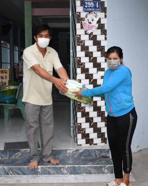 Tình người nơi tuyến đầu phòng chống dịch COVID-19: Sài Gòn, những trái tim sẻ chia - Ảnh 1. Tình người nơi tuyến đầu phòng chống dịch COVID-19: Sài Gòn, những trái tim sẻ chia - Ảnh 1.