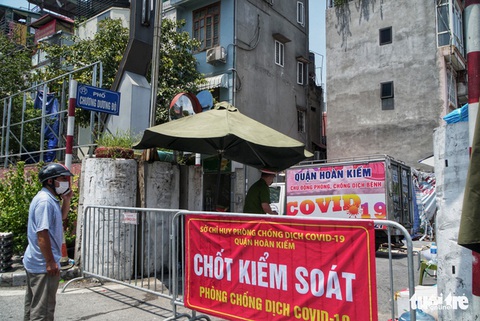 Hà Nội hỏa tốc yêu cầu siết chặt việc cấp, sử dụng giấy đi đường - Ảnh 1. Hà Nội hỏa tốc yêu cầu siết chặt việc cấp, sử dụng giấy đi đường - Ảnh 1.
