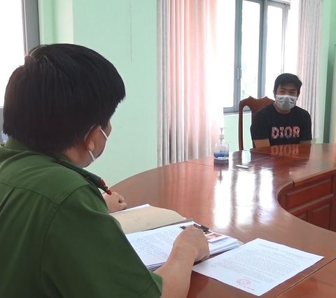 Tài xế chở F0 chém đứt tay người đàn ông ở Bình Dương ra đầu thú - Ảnh 1. Tài xế chở F0 chém đứt tay người đàn ông ở Bình Dương ra đầu thú - Ảnh 1.