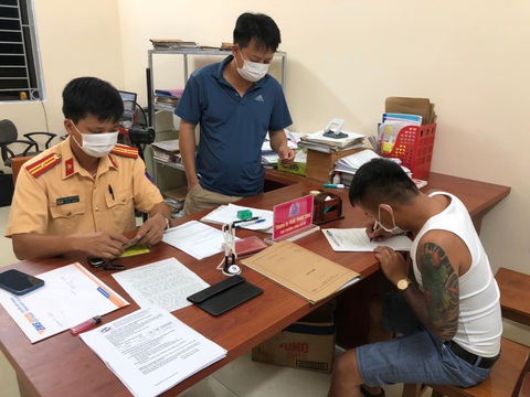 Không có giấy xét nghiệm COVID-19, thanh niên chui vào cốp xe né chốt kiểm soát - Ảnh 2. Không có giấy xét nghiệm COVID-19, thanh niên chui vào cốp xe né chốt kiểm soát - Ảnh 2.