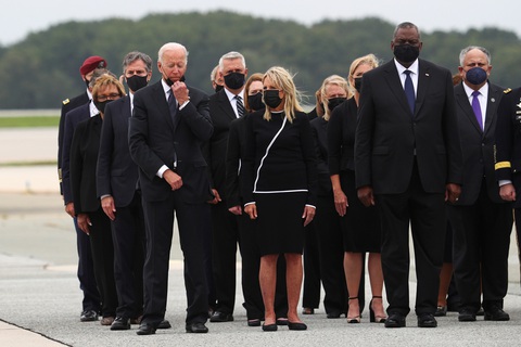 Vợ chồng ông Biden đón linh cữu binh sĩ Mỹ thiệt mạng ở Afghanistan - Ảnh 1. Vợ chồng ông Biden đón linh cữu binh sĩ Mỹ thiệt mạng ở Afghanistan - Ảnh 1.