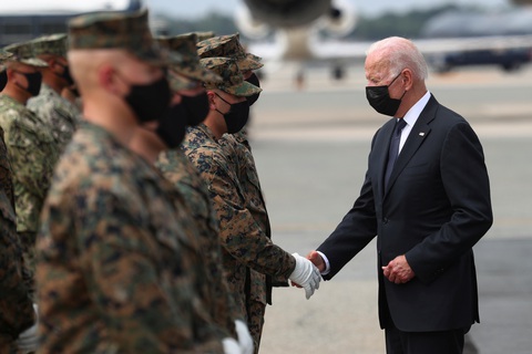 Vợ chồng ông Biden đón linh cữu binh sĩ Mỹ thiệt mạng ở Afghanistan - Ảnh 5. Vợ chồng ông Biden đón linh cữu binh sĩ Mỹ thiệt mạng ở Afghanistan - Ảnh 5.
