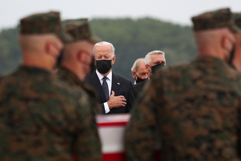 Vợ chồng ông Biden đón linh cữu binh sĩ Mỹ thiệt mạng ở Afghanistan - Ảnh 3. Vợ chồng ông Biden đón linh cữu binh sĩ Mỹ thiệt mạng ở Afghanistan - Ảnh 3.