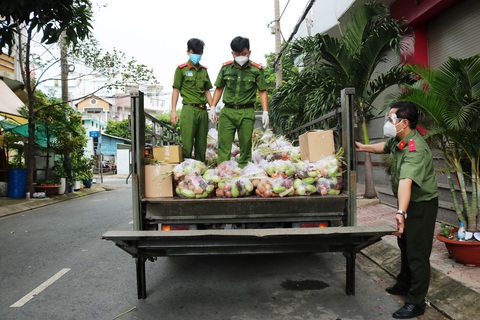 Cùng người dân vượt qua đại dịch: những hình ảnh đẹp nơi tuyến đầu - Ảnh 11. Cùng người dân vượt qua đại dịch: những hình ảnh đẹp nơi tuyến đầu - Ảnh 11.