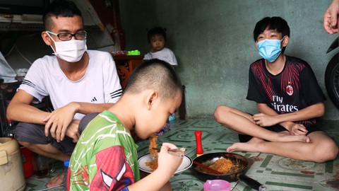 Cùng người dân vượt qua đại dịch: những hình ảnh đẹp nơi tuyến đầu - Ảnh 15. Cùng người dân vượt qua đại dịch: những hình ảnh đẹp nơi tuyến đầu - Ảnh 15.
