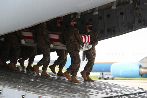 Vợ chồng ông Biden đón linh cữu binh sĩ Mỹ thiệt mạng ở Afghanistan - Ảnh 2. Vợ chồng ông Biden đón linh cữu binh sĩ Mỹ thiệt mạng ở Afghanistan - Ảnh 2.