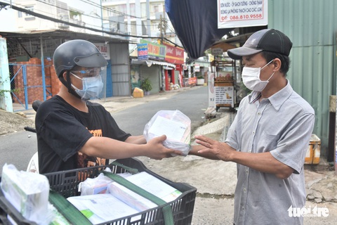 TP.HCM tăng tốc giao sách giáo khoa tận nhà cho học sinh - Ảnh 1. TP.HCM tăng tốc giao sách giáo khoa tận nhà cho học sinh - Ảnh 1.