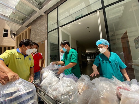 Tình người nơi tuyến đầu chống dịch: Hơn 100.000 suất ăn miễn phí của đôi bạn - Ảnh 1. Tình người nơi tuyến đầu chống dịch: Hơn 100.000 suất ăn miễn phí của đôi bạn - Ảnh 1.
