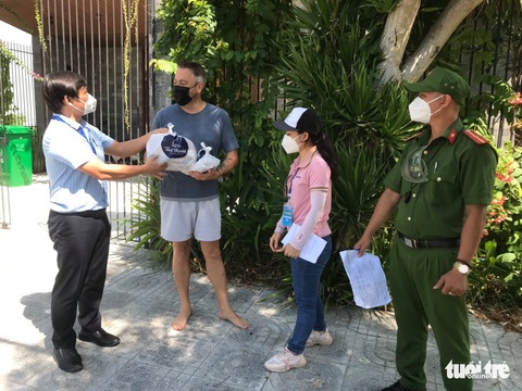 Đà Nẵng hỗ trợ người nước ngoài gặp khó khăn do dịch - Ảnh 1. Đà Nẵng hỗ trợ người nước ngoài gặp khó khăn do dịch - Ảnh 1.