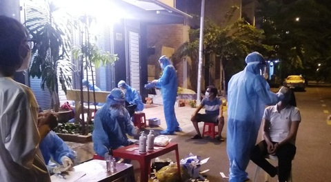 Lấy mẫu xét nghiệm COVID-19 ở Nha Trang: Nhiều tổ chưa đến tận nhà dân - Ảnh 2. Lấy mẫu xét nghiệm COVID-19 ở Nha Trang: Nhiều tổ chưa đến tận nhà dân - Ảnh 2.