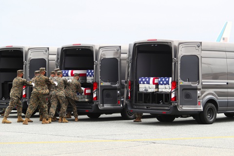 Vợ chồng ông Biden đón linh cữu binh sĩ Mỹ thiệt mạng ở Afghanistan - Ảnh 4. Vợ chồng ông Biden đón linh cữu binh sĩ Mỹ thiệt mạng ở Afghanistan - Ảnh 4.