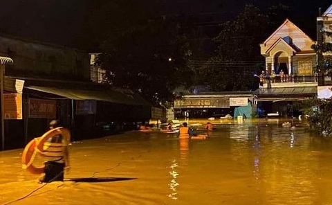 Bình Phước mưa lớn xuyên đêm gây ngập 2m, người dân leo lên gác gọi điện cầu cứu - Ảnh 1. Bình Phước mưa lớn xuyên đêm gây ngập 2m, người dân leo lên gác gọi điện cầu cứu - Ảnh 1.