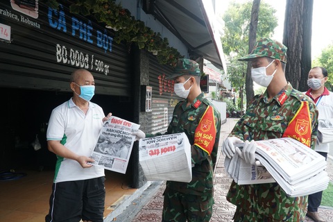 TP.HCM phát báo đến 312 xã, phường: Quà an sinh tinh thần trong đợt giãn cách - Ảnh 5. TP.HCM phát báo đến 312 xã, phường: Quà an sinh tinh thần trong đợt giãn cách - Ảnh 5.