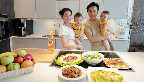 Vợ chồng Dương Khắc Linh, Sara Lưu hướng dẫn làm món tôm tích cháy tỏi - Ảnh 1. Vợ chồng Dương Khắc Linh, Sara Lưu hướng dẫn làm món tôm tích cháy tỏi - Ảnh 1.
