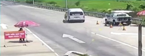 Lái xe ủi CSGT, vượt chốt kiểm dịch lãnh án tù - Ảnh 2. Lái xe ủi CSGT, vượt chốt kiểm dịch lãnh án tù - Ảnh 2.