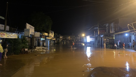 Bình Phước mưa lớn xuyên đêm gây ngập 2m, người dân leo lên gác gọi điện cầu cứu - Ảnh 2. Bình Phước mưa lớn xuyên đêm gây ngập 2m, người dân leo lên gác gọi điện cầu cứu - Ảnh 2.