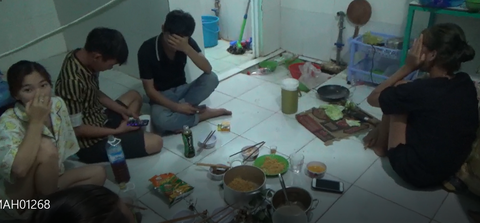 Phạt 105 triệu đồng 7 thanh niên tụ tập ăn nhậu trong lúc giãn cách - Ảnh 1. Phạt 105 triệu đồng 7 thanh niên tụ tập ăn nhậu trong lúc giãn cách - Ảnh 1.