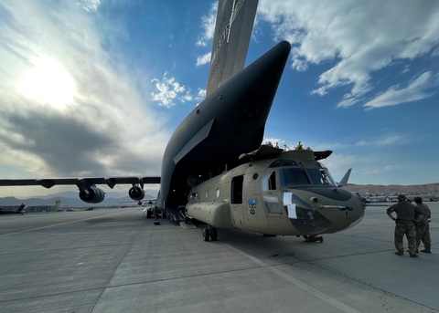 Hình ảnh người lính Mỹ cuối cùng lên máy bay rời Afghanistan - Ảnh 1. Hình ảnh người lính Mỹ cuối cùng lên máy bay rời Afghanistan - Ảnh 1.