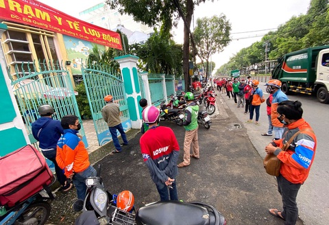 Hàng chục shipper đứng chờ trước điểm xét nghiệm COVID-19 lưu động trên đường Quang Trung, quận Gò Vấp - Ảnh: QUANG ĐỊNH Hàng chục shipper đứng chờ trước điểm xét nghiệm COVID-19 lưu động trên đường Quang Trung, quận Gò Vấp - Ảnh: QUANG ĐỊNH