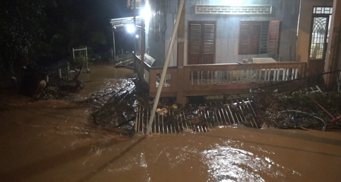 Bình Phước mưa lớn xuyên đêm gây ngập 2m, người dân leo lên gác gọi điện cầu cứu - Ảnh 3. Bình Phước mưa lớn xuyên đêm gây ngập 2m, người dân leo lên gác gọi điện cầu cứu - Ảnh 3.