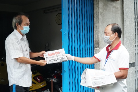TP.HCM phát báo đến 312 xã, phường: Quà an sinh tinh thần trong đợt giãn cách - Ảnh 3. TP.HCM phát báo đến 312 xã, phường: Quà an sinh tinh thần trong đợt giãn cách - Ảnh 3.