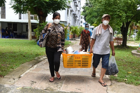 Dời dân trong hẻm đông, pha loãng khoảng cách để chống dịch - Ảnh 2. Dời dân trong hẻm đông, pha loãng khoảng cách để chống dịch - Ảnh 2.