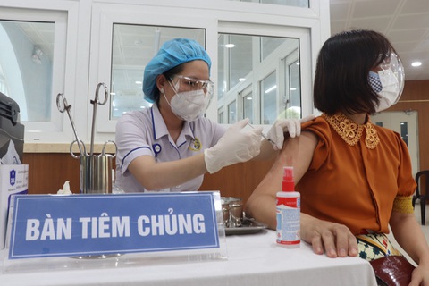 TP.HCM đặt mục tiêu tiêm vắc xin COVID-19 cho 100% người trên 18 tuổi đến 30-9 - Ảnh 1. TP.HCM đặt mục tiêu tiêm vắc xin COVID-19 cho 100% người trên 18 tuổi đến 30-9 - Ảnh 1.