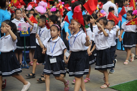 Khai giảng gọn nhẹ, hỗ trợ học sinh lớp 1, 2 học trực tuyến - Ảnh 1. Khai giảng gọn nhẹ, hỗ trợ học sinh lớp 1, 2 học trực tuyến - Ảnh 1.