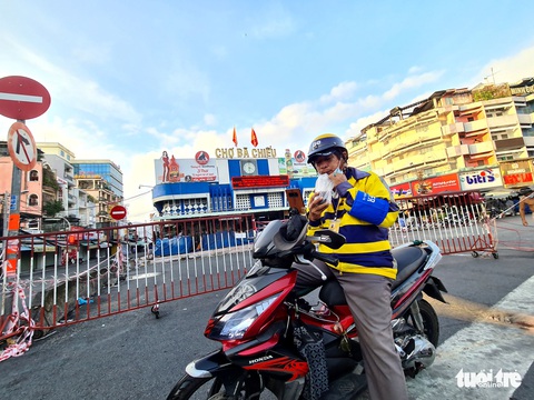 Shipper đi xét nghiệm từ tờ mờ sáng, vui mừng vì ‘âm tính’, bật app nhận đơn - Ảnh 10. Shipper đi xét nghiệm từ tờ mờ sáng, vui mừng vì ‘âm tính’, bật app nhận đơn - Ảnh 10.