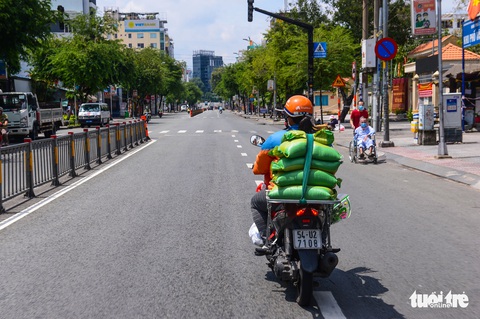 Một ngày cày vất vả trên đường của nữ shipper mùa dịch - Ảnh 11. Một ngày cày vất vả trên đường của nữ shipper mùa dịch - Ảnh 11.