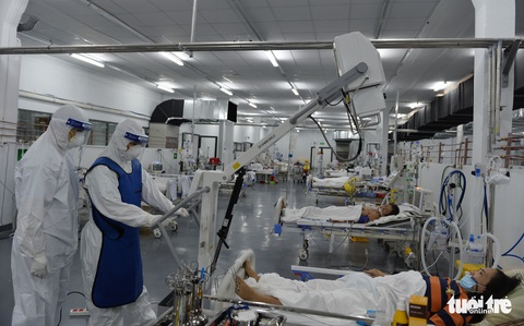 Robot vận chuyển thuốc, thực phẩm, nói chuyện với bệnh nhân ở bệnh viện dã chiến - Ảnh 1. Robot vận chuyển thuốc, thực phẩm, nói chuyện với bệnh nhân ở bệnh viện dã chiến - Ảnh 1.