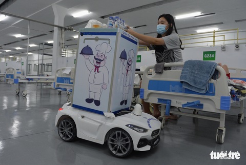 Robot vận chuyển thuốc, thực phẩm, nói chuyện với bệnh nhân ở bệnh viện dã chiến - Ảnh 2. Robot vận chuyển thuốc, thực phẩm, nói chuyện với bệnh nhân ở bệnh viện dã chiến - Ảnh 2.