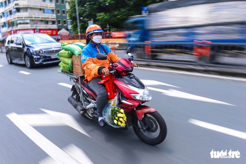 Một ngày cày vất vả trên đường của nữ shipper mùa dịch - Ảnh 2. Một ngày cày vất vả trên đường của nữ shipper mùa dịch - Ảnh 2.