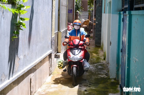 Một ngày cày vất vả trên đường của nữ shipper mùa dịch - Ảnh 3. Một ngày cày vất vả trên đường của nữ shipper mùa dịch - Ảnh 3.