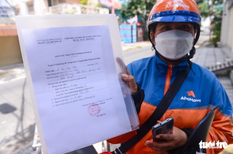 Một ngày cày vất vả trên đường của nữ shipper mùa dịch - Ảnh 4. Một ngày cày vất vả trên đường của nữ shipper mùa dịch - Ảnh 4.