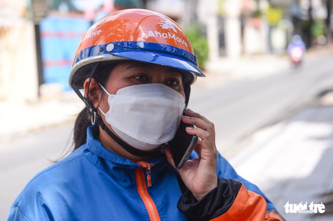 Một ngày cày vất vả trên đường của nữ shipper mùa dịch - Ảnh 5. Một ngày cày vất vả trên đường của nữ shipper mùa dịch - Ảnh 5.