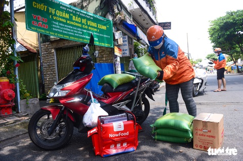 Một ngày cày vất vả trên đường của nữ shipper mùa dịch - Ảnh 8. Một ngày cày vất vả trên đường của nữ shipper mùa dịch - Ảnh 8.