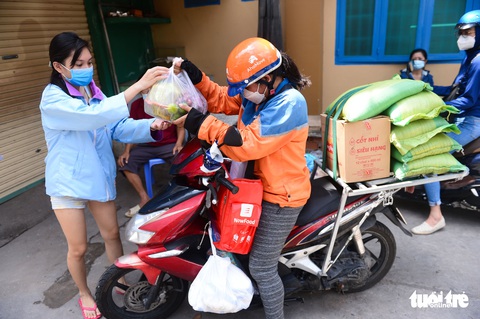 Một ngày cày vất vả trên đường của nữ shipper mùa dịch - Ảnh 10. Một ngày cày vất vả trên đường của nữ shipper mùa dịch - Ảnh 10.