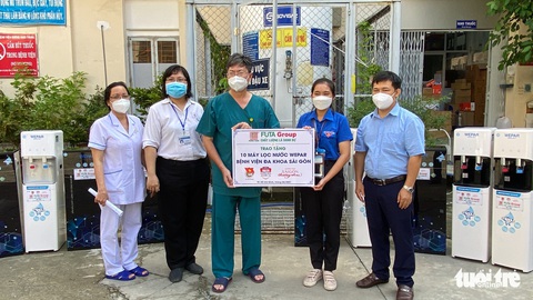 Tặng máy lọc nước giúp bệnh viện giảm nhân công phát nước mỗi ngày - Ảnh 4. Tặng máy lọc nước giúp bệnh viện giảm nhân công phát nước mỗi ngày - Ảnh 4.