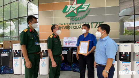 Tặng máy lọc nước giúp bệnh viện giảm nhân công phát nước mỗi ngày - Ảnh 6. Tặng máy lọc nước giúp bệnh viện giảm nhân công phát nước mỗi ngày - Ảnh 6.