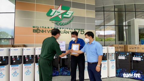 Tặng máy lọc nước giúp bệnh viện giảm nhân công phát nước mỗi ngày - Ảnh 2. Tặng máy lọc nước giúp bệnh viện giảm nhân công phát nước mỗi ngày - Ảnh 2.