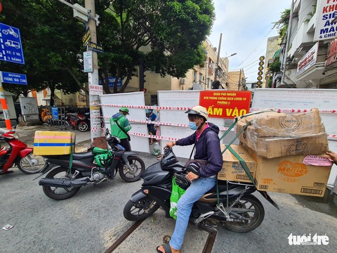 Nhu cầu rất lớn nhưng vì sao shipper vẫn ngại chốt đơn đi chợ hộ vùng đỏ? - Ảnh 1. Nhu cầu rất lớn nhưng vì sao shipper vẫn ngại chốt đơn đi chợ hộ vùng đỏ? - Ảnh 1.