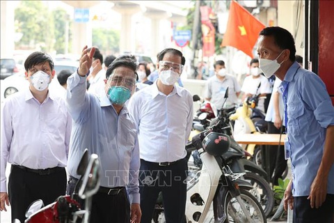 Thủ tướng kiểm tra đột xuất các điểm nóng dịch COVID-19 tại Hà Nội - Ảnh 2. Thủ tướng kiểm tra đột xuất các điểm nóng dịch COVID-19 tại Hà Nội - Ảnh 2.