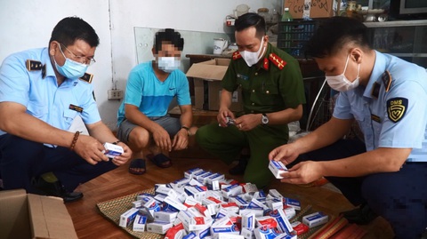 Mua hàng trăm hộp thuốc điều trị COVID-19 trôi nổi trên mạng về bán lời gấp đôi - Ảnh 1. Mua hàng trăm hộp thuốc điều trị COVID-19 trôi nổi trên mạng về bán lời gấp đôi - Ảnh 1.