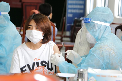 Tiêm vắc xin ngừa COVID-19 cho 100 sinh viên Lào, Campuchia tại Kiên Giang - Ảnh 1. Tiêm vắc xin ngừa COVID-19 cho 100 sinh viên Lào, Campuchia tại Kiên Giang - Ảnh 1.