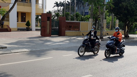 Giám đốc sở ký 8 quyết định tuyển dụng sai nhưng chỉ đề nghị thu hồi 2 vì... nhân văn - Ảnh 1. Giám đốc sở ký 8 quyết định tuyển dụng sai nhưng chỉ đề nghị thu hồi 2 vì... nhân văn - Ảnh 1.