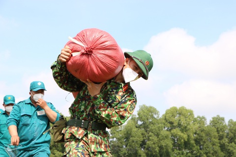 Bộ đội vác lúa, hội nông dân đi mua phân bón giúp dân TP.HCM - Ảnh 4. Bộ đội vác lúa, hội nông dân đi mua phân bón giúp dân TP.HCM - Ảnh 4.